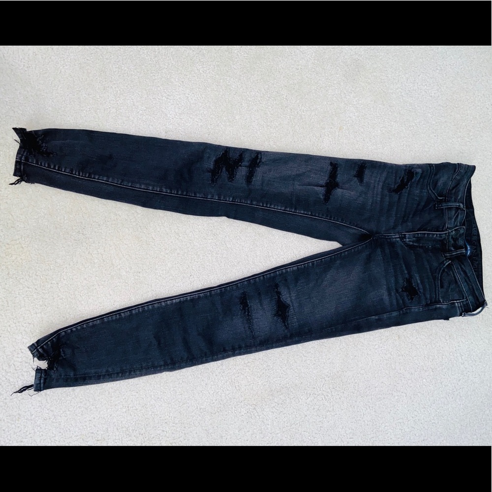 Women’s American Eagle distressed skinny jean